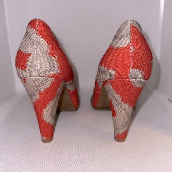 Anthropologie Seychelles Delightful Orange and Grey Ikat Print Heels Size 7- NWT - Picture 8 of 11